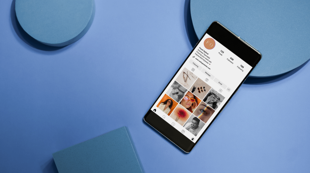 Top 10 Social Media Challenges B2C Brands Will Face in 2026 — And Smart Ways to Overcome Them Infographic showing major B2C social media challenges in 2026, including algorithm changes and declining reach.