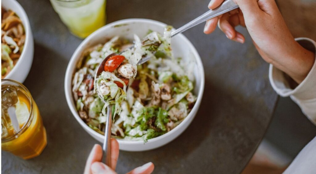 10 Powerful Morning Habits for Success and Productivity A motivated person starting the day with a healthy and productive morning routine.